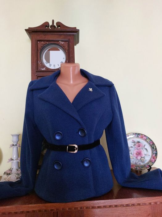 Redus! Taior nou foarte frumos, stofa lana si casmir, captusit