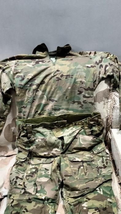 Костюмы с брюками хаки