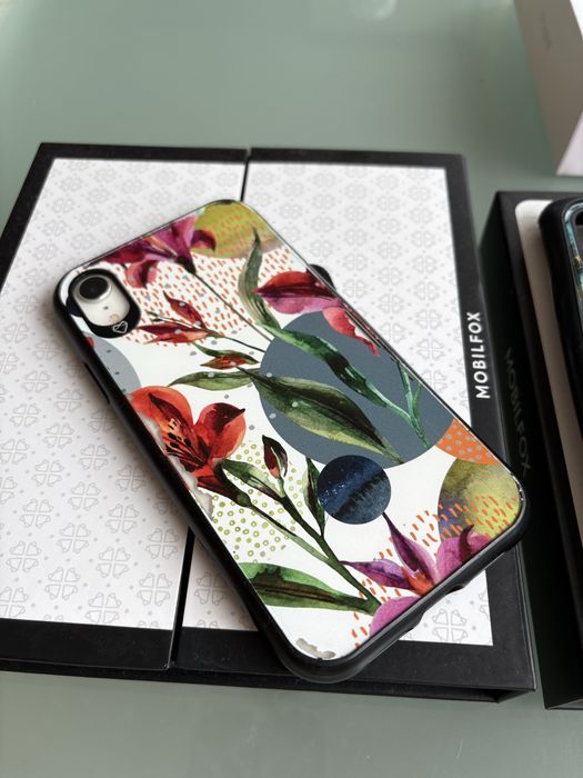 Телефон Iphone XR бял + 3 кейса