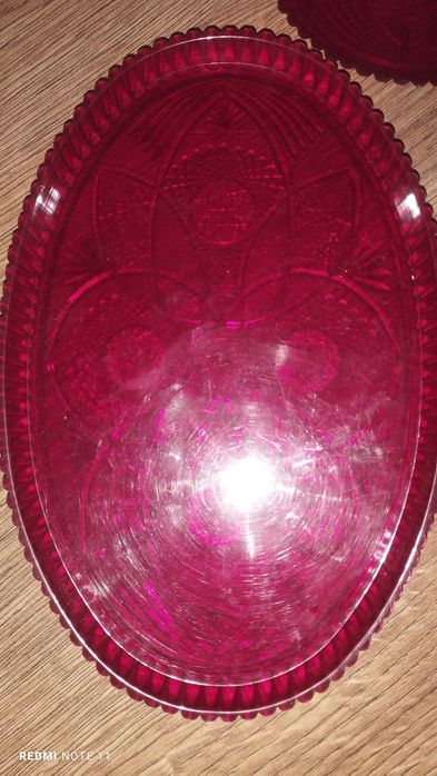 Пластмасови червени Чинии