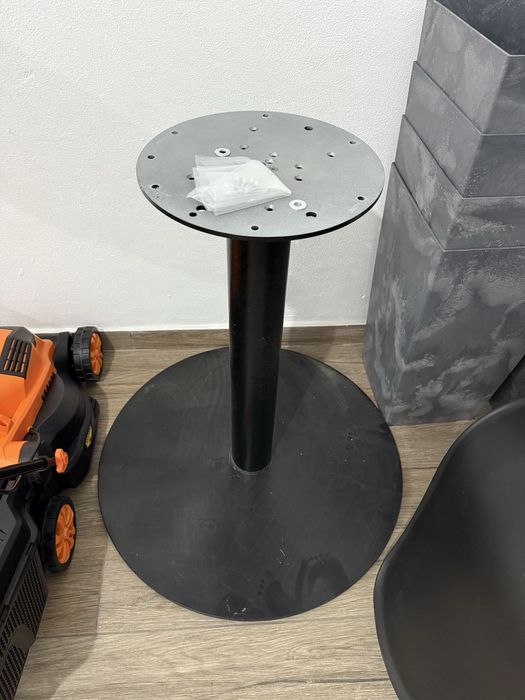 Масивна основа за маса