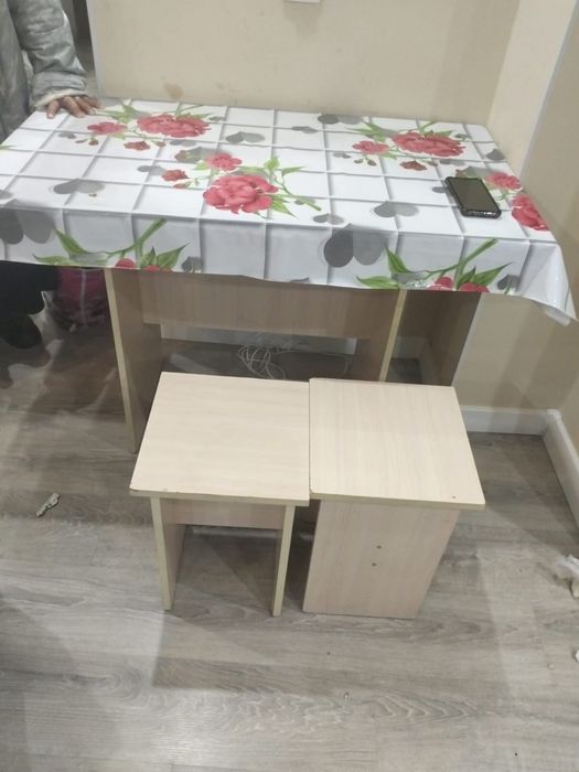 Стол и стулья кухонные