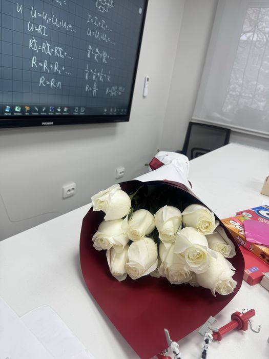 Отдам 13 белых голландских  роз !