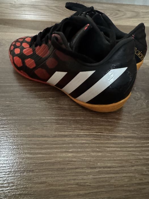 Футболни обувки Adidas номер 32