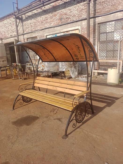 Лавочка с крышей