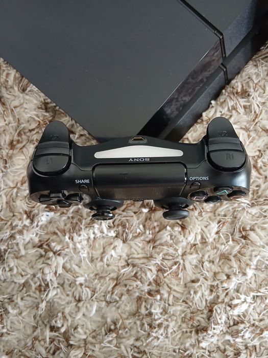 PS4 + 2 Contollere