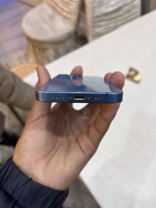 iPhone 13 mini.