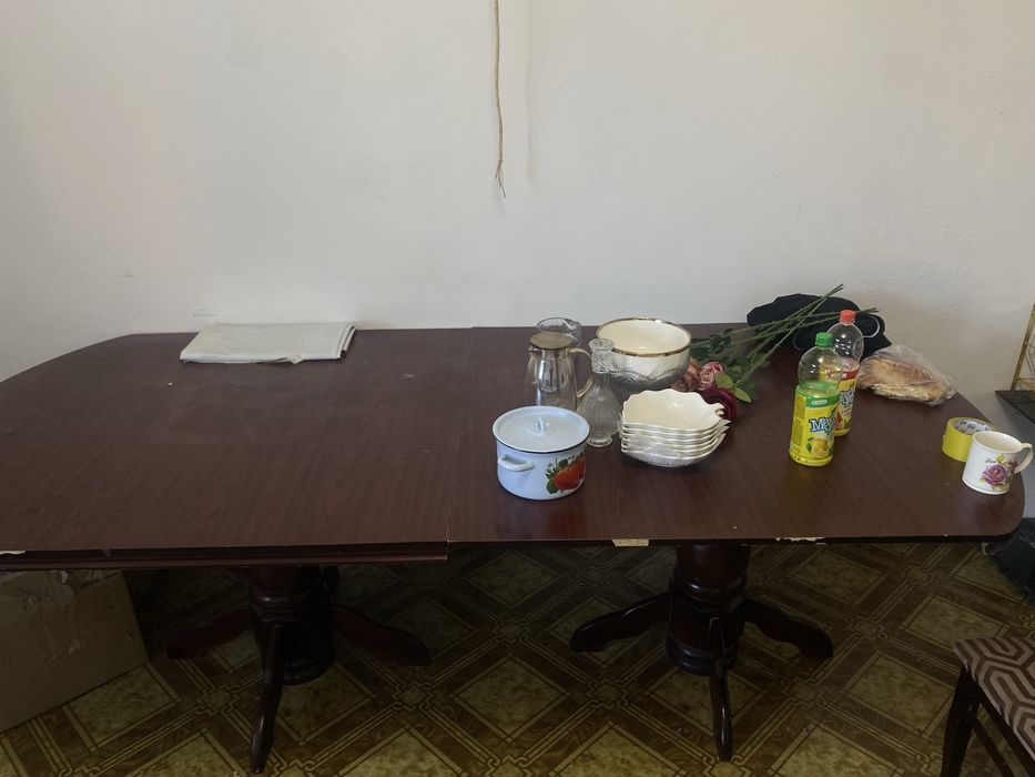 Продам,большой стол ,холодиник,