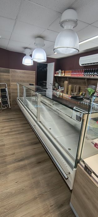 Хладилна витрина щандова