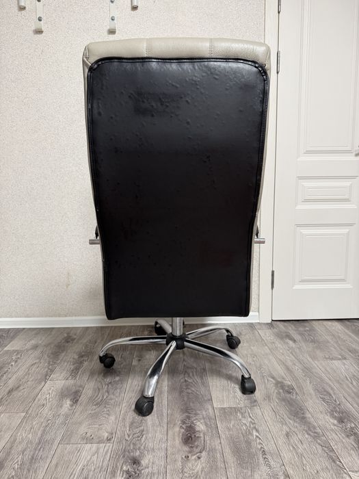 Офисное кресло кожаное