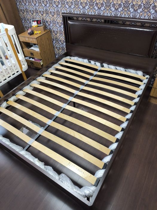 Кровать с матрасом двухспальная.