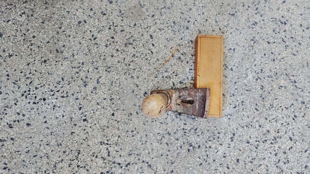 Стара кутия от домино и тесла.