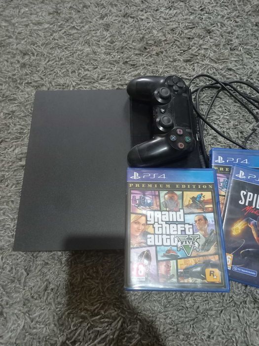 Vand PS 4 si un set volan pentru PS 4  si 2 jocuri