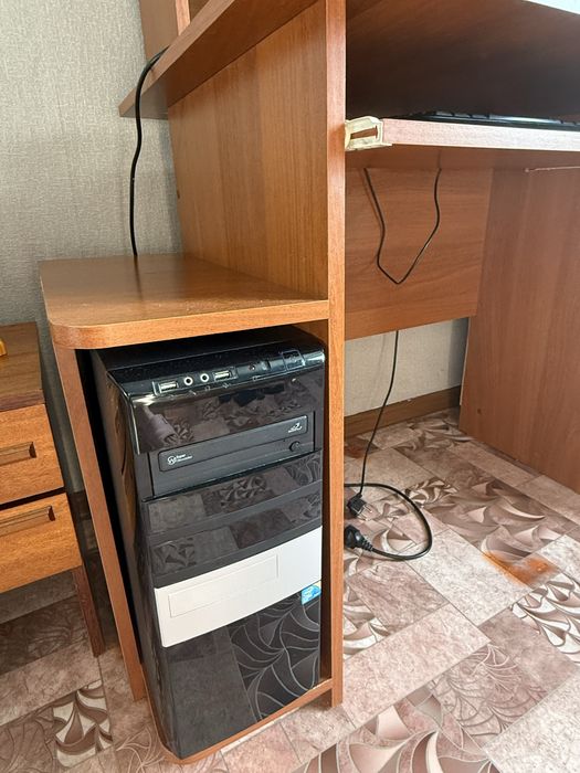 Компьюьерный стол