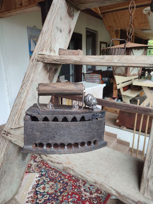 Mobilier rustic și ustensile vechi.