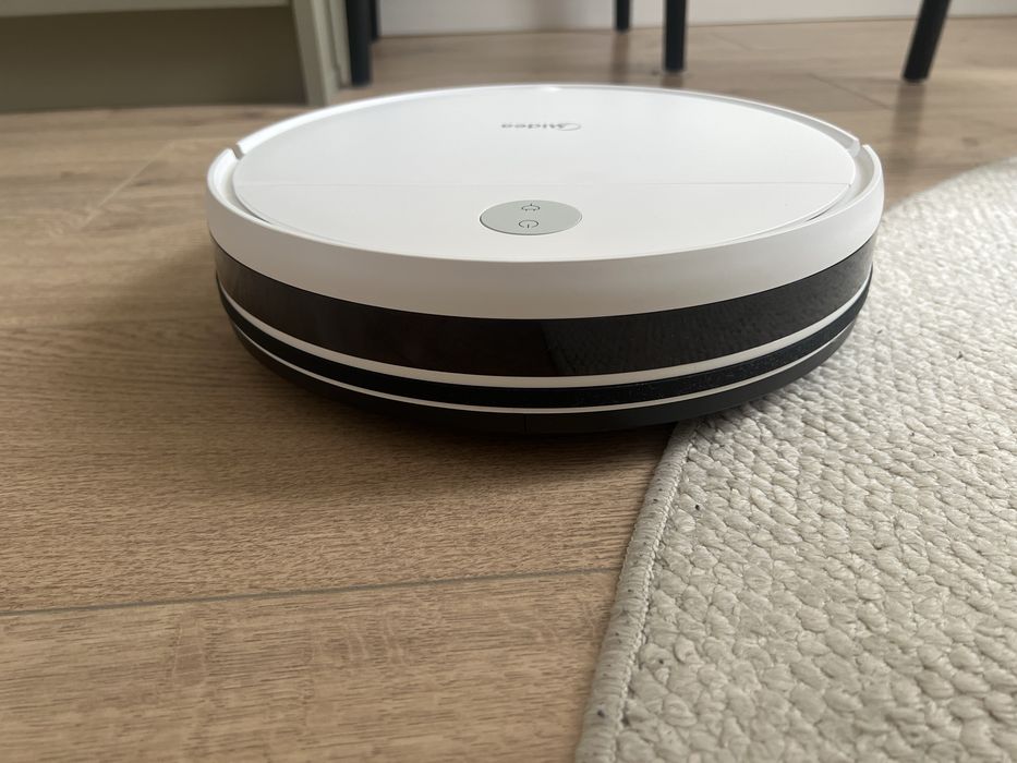 Робот пылесос Midea продам