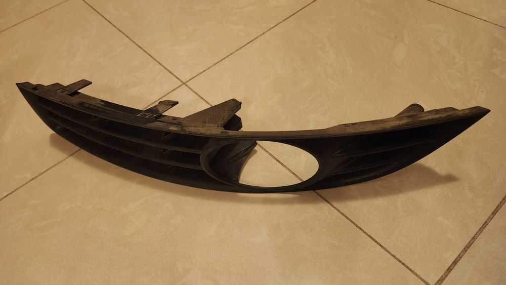 Trim bara fata proiector stânga Passat B6