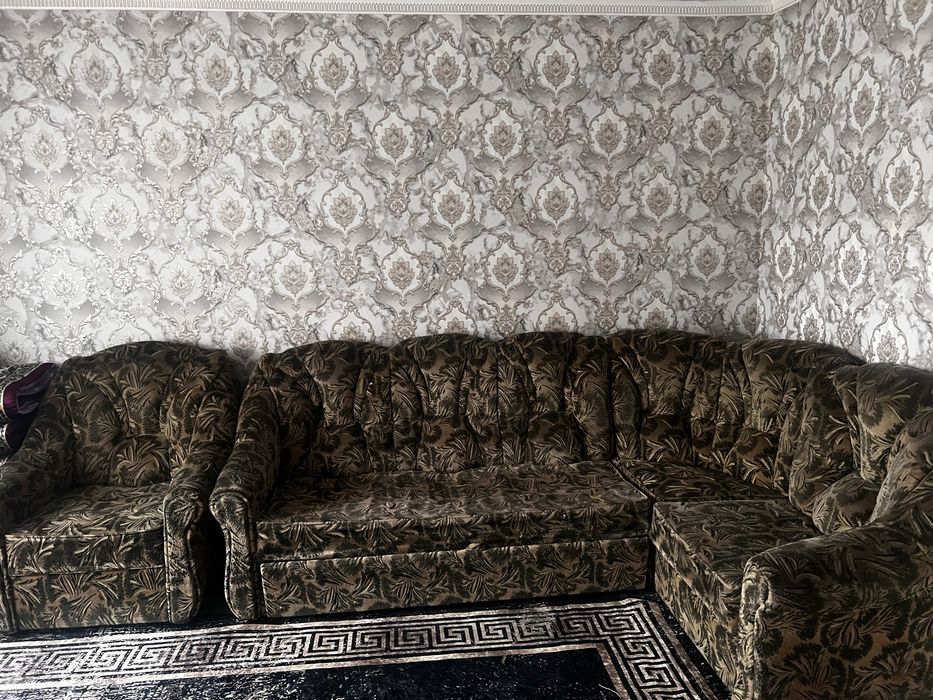 Угловой диван с креслом в хорошем состоянии, чистый