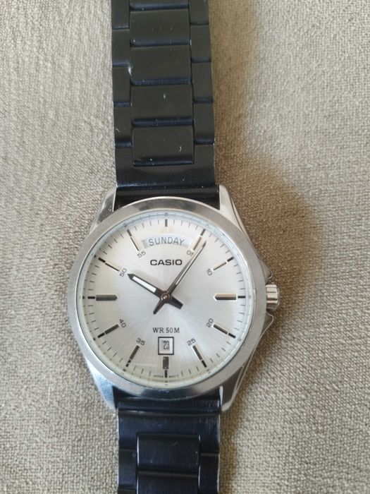 Часовник CASIO MTP-1370, с драскотина по стъклото