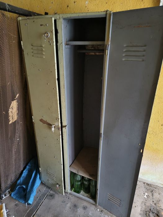 Метален шкаф с две отделения и ключакла