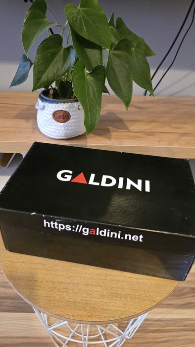 Нови сникърси от естествена кожа, никога не са носени