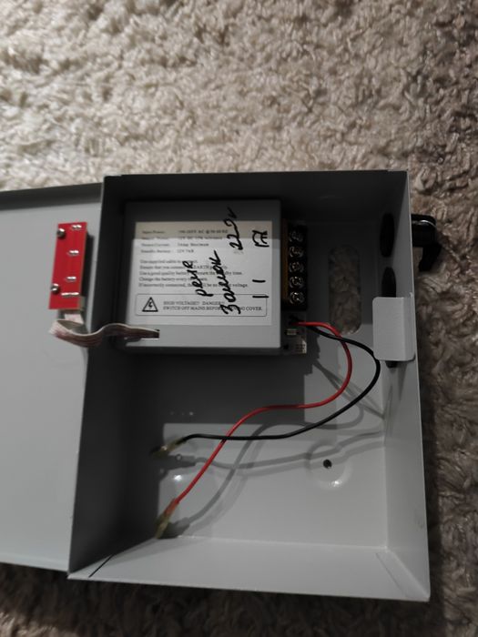 Контроллер замка, контрольный считыватель, доводчик, блок питания