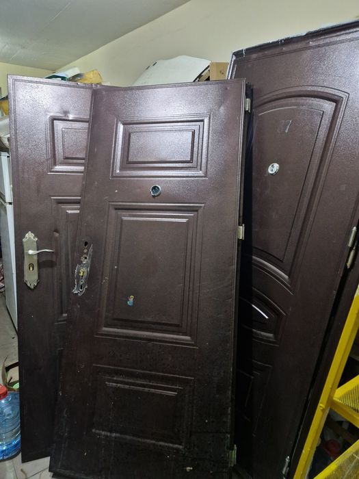 Продам металлическую дверь