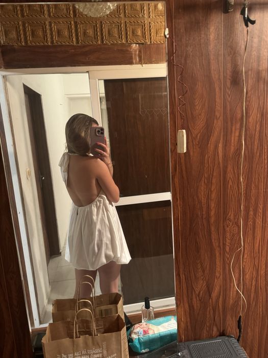 Бяла сатенена рокля