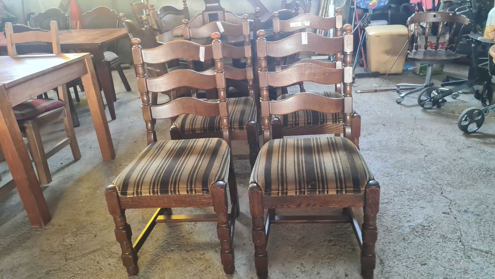 Масивен стол с орнаменти и дамаска от плюш