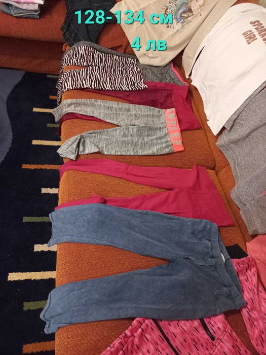 Продавам дрехи момиче