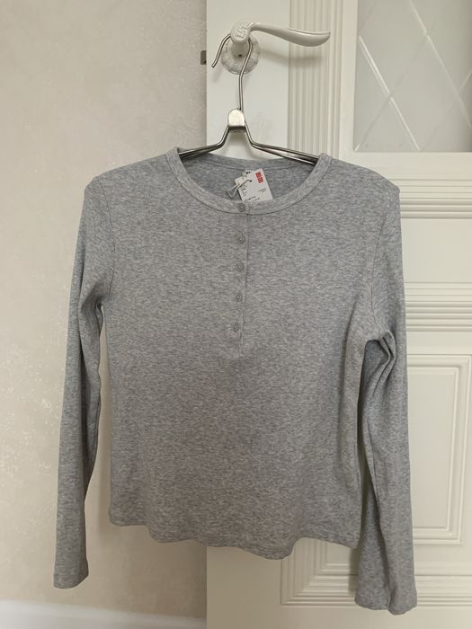 Лонгслив фирмы Uniqlo