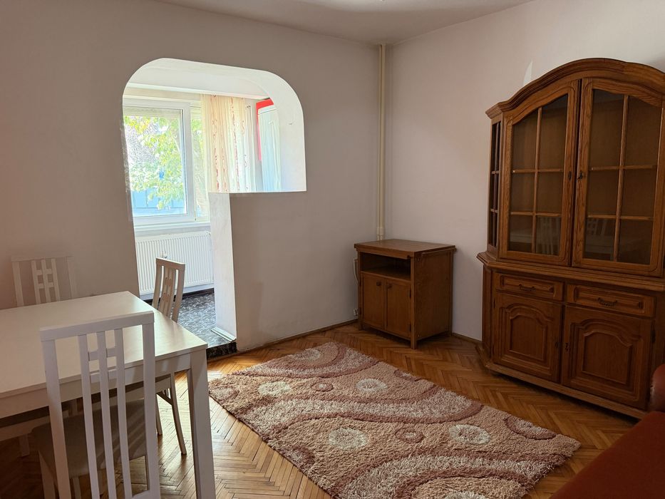 Inchiriez apartament 3 camere Decebal cu loc de parcare