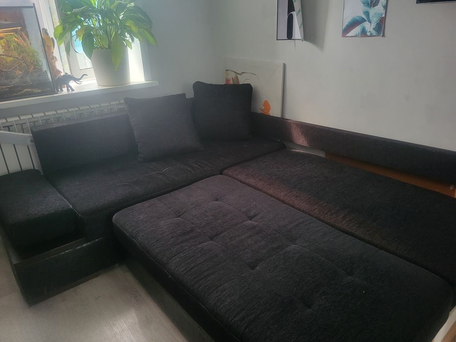 Срочно продам очень качественный диван  б/у