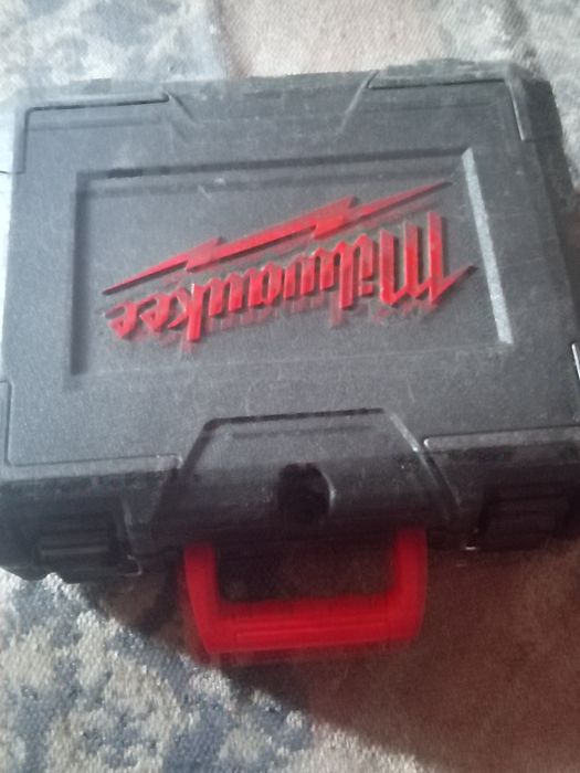 Vând bormașină Milwaukee m 18 și genti scule noi