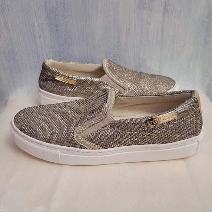 Дамски златисти обувки Guess НОВИ!!! номер 35