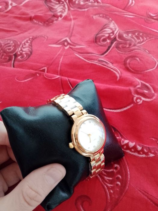 Продам часы наручные женские