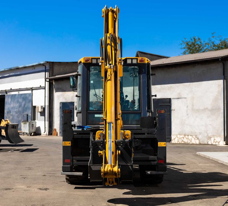 Экскаватор погрузчик базамизада тайор CLG777A!