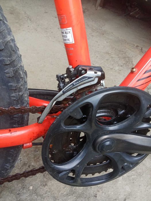 Vând  bicicletă  specialized