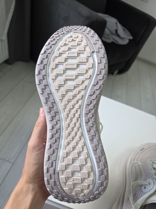 Nike Vomero Plus – 42 EU | Design modern | Noi