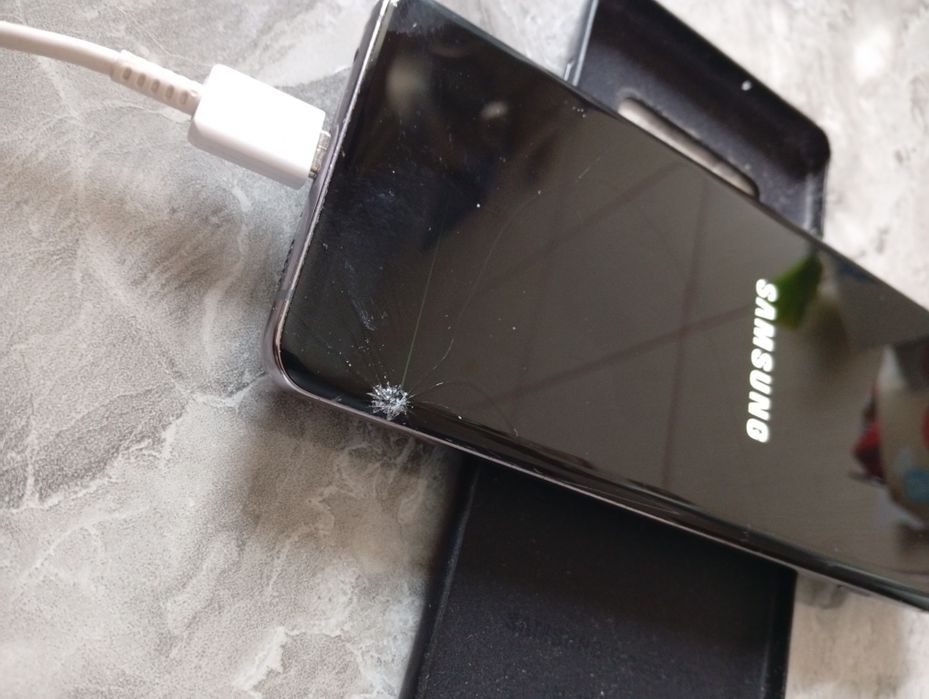 Samsung s10 plus + ,cu bubă jos,crăpat display,perfect funcțional