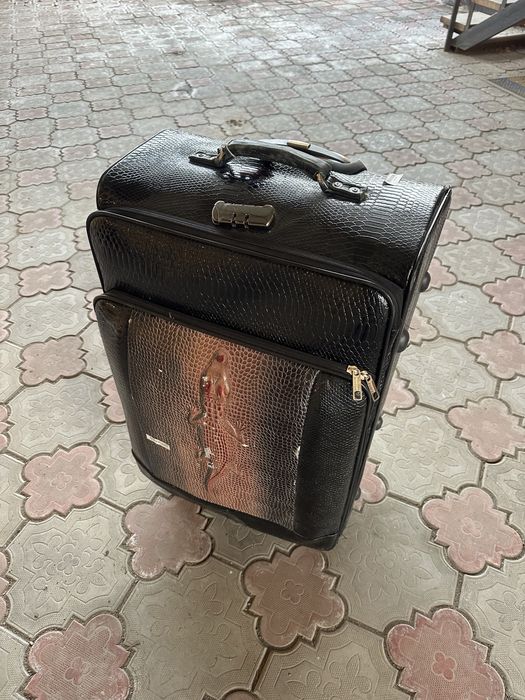 Чемодан крокодил в хорошем состоянии