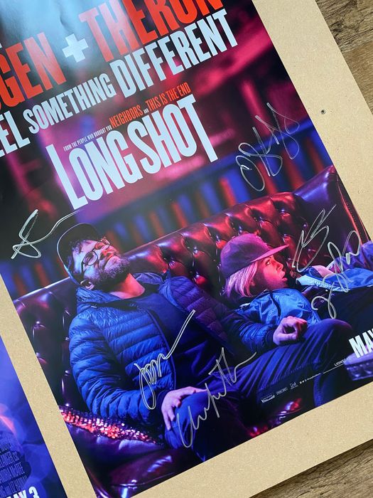 Postere Long Shot cu autografe semnate de Charlize Theron, Seth Rogen