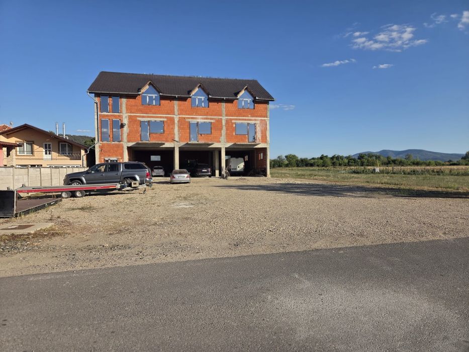 Vila/Casa de vanzare Sebis - 10 camere, 10 bai, 3 garaje 1200mp