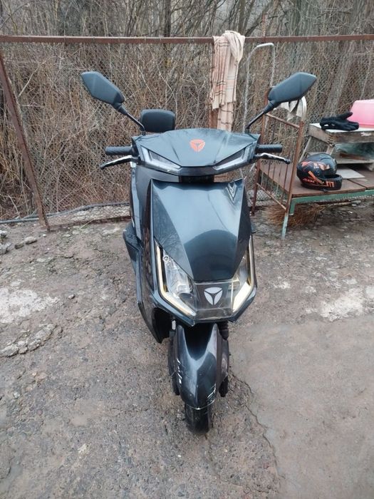 Skutr elektroni sotladi