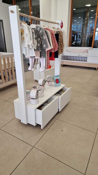 Търговско оборудване в много добро състояние за магазин за дрехи