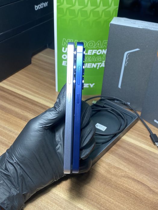 Samsung Galaxy s25• 128 GB •Navy / Icy Blue