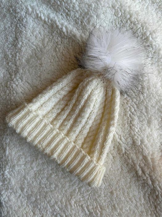 Ръчно изплетени шапки от баба с пухкав помпон