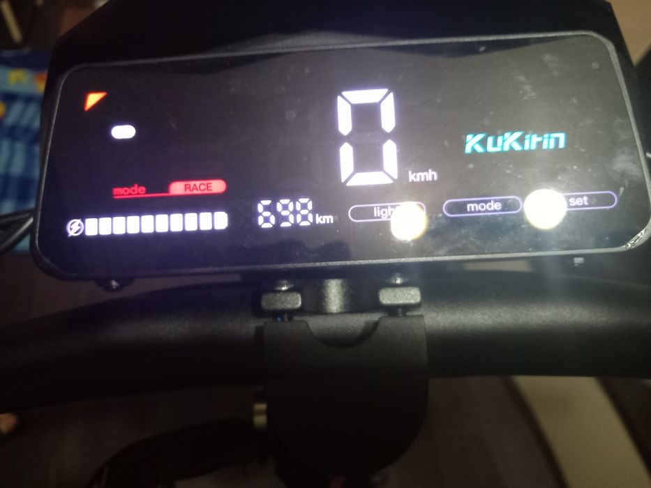 Trotinetă electrică și cască