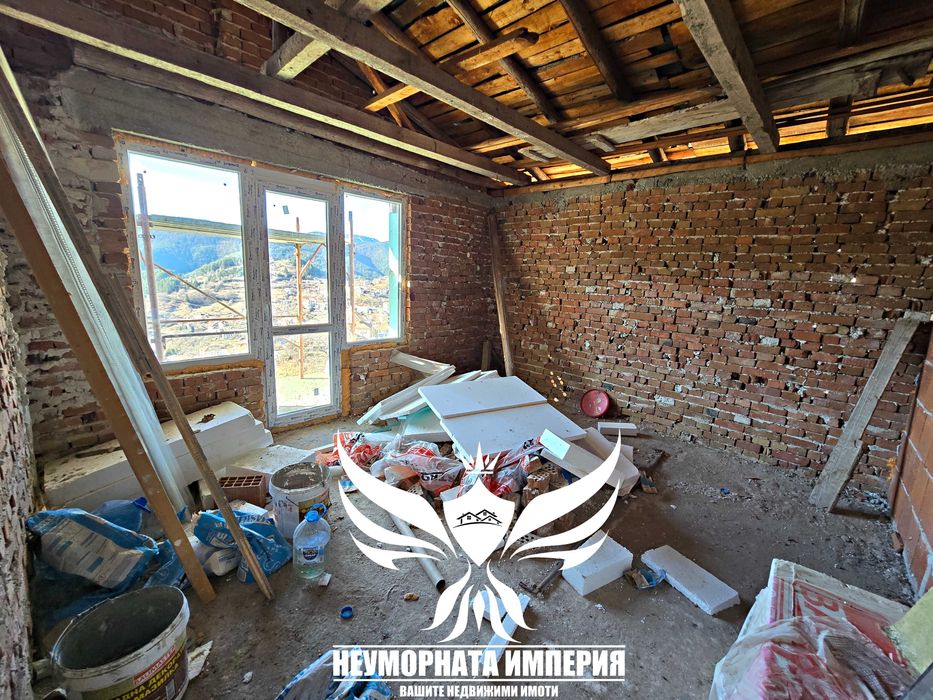 Триетажна къща с гараж и изолация 210РЗП с 564кв двор село Момчиловци