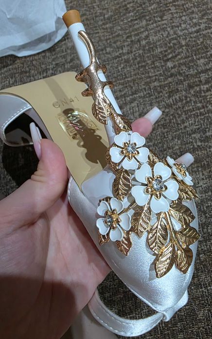 Pantofi de mireasa albi